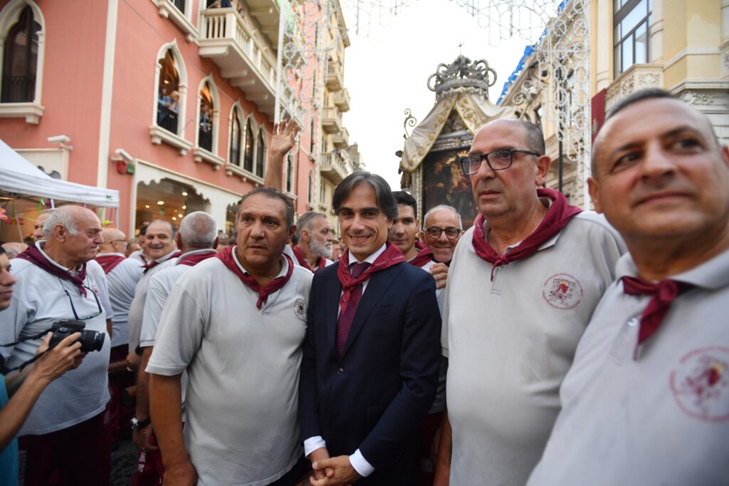 Sindaco Falcomatà tra i portatori processione