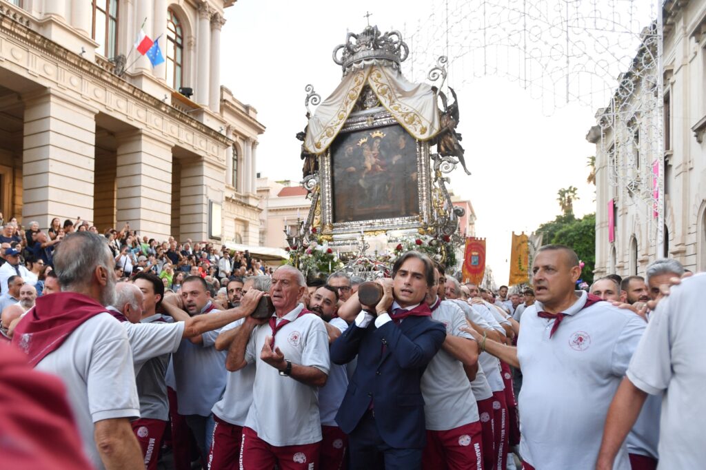 Sindaco Falcomatà tra i portatori processione