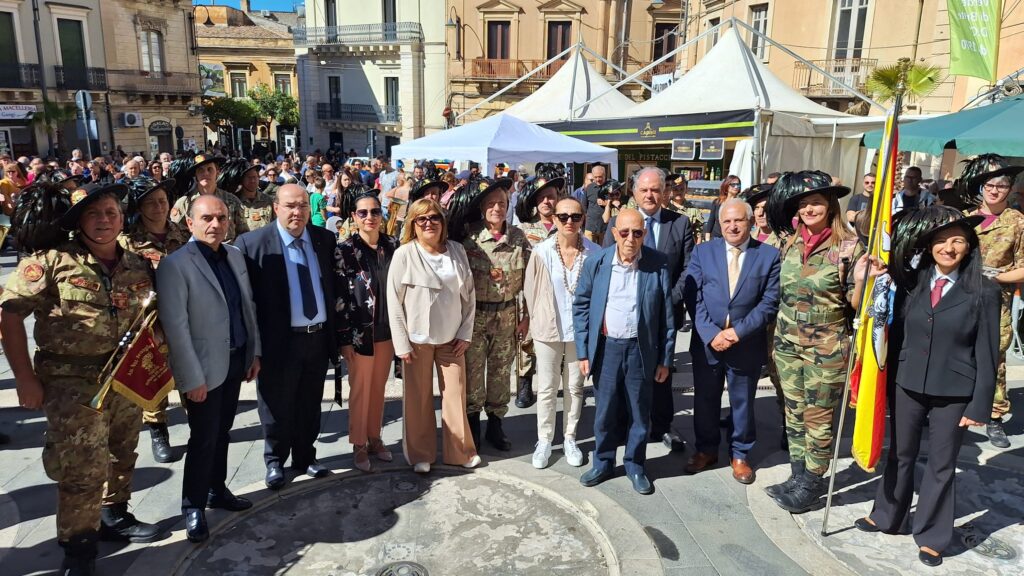 33 Sagra del pistacchio - In piazza Spedalieri con i Bersaglieri