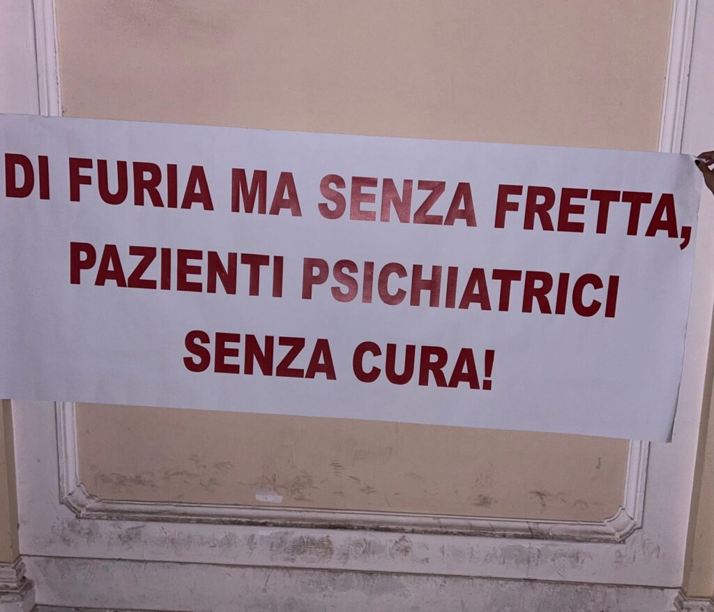 Cartelli protesta parenti pazienti psichiatria