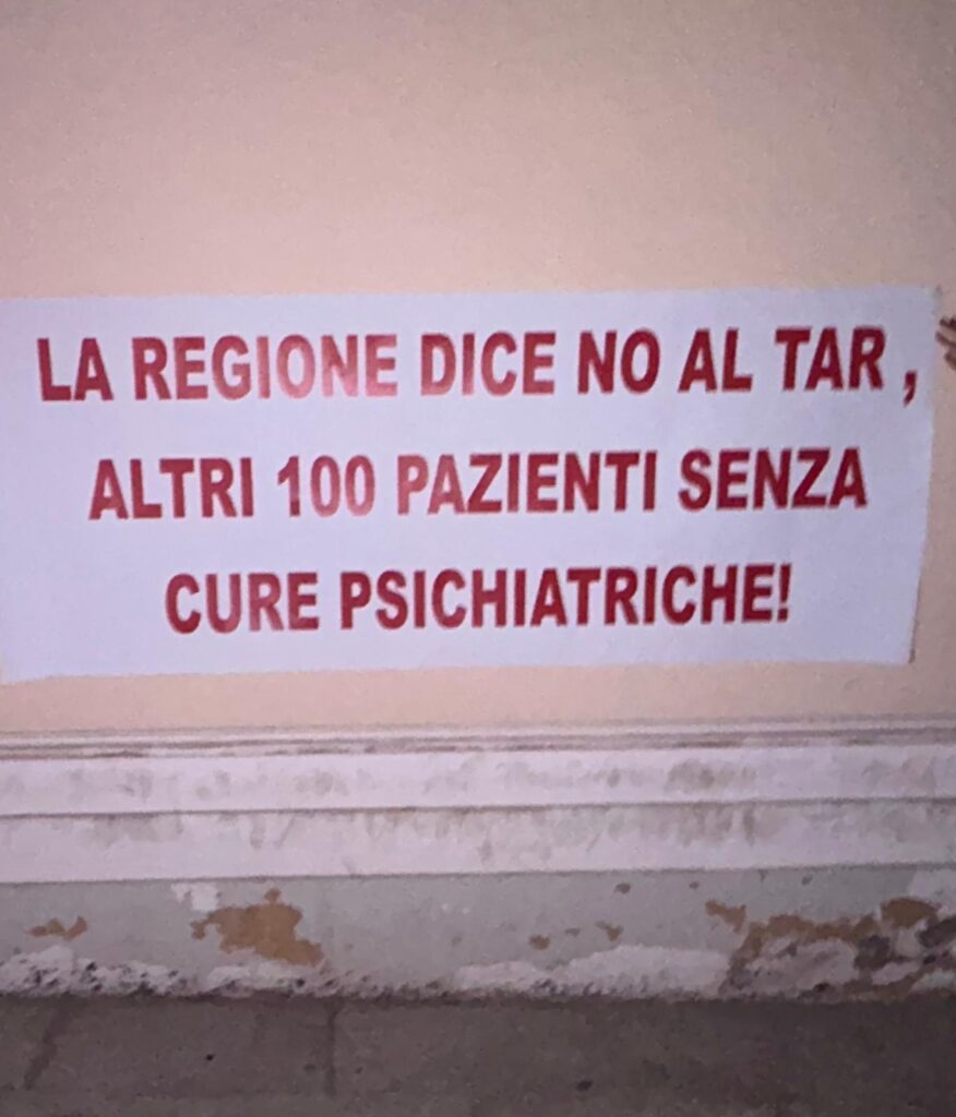 Cartelli protesta parenti pazienti psichiatria