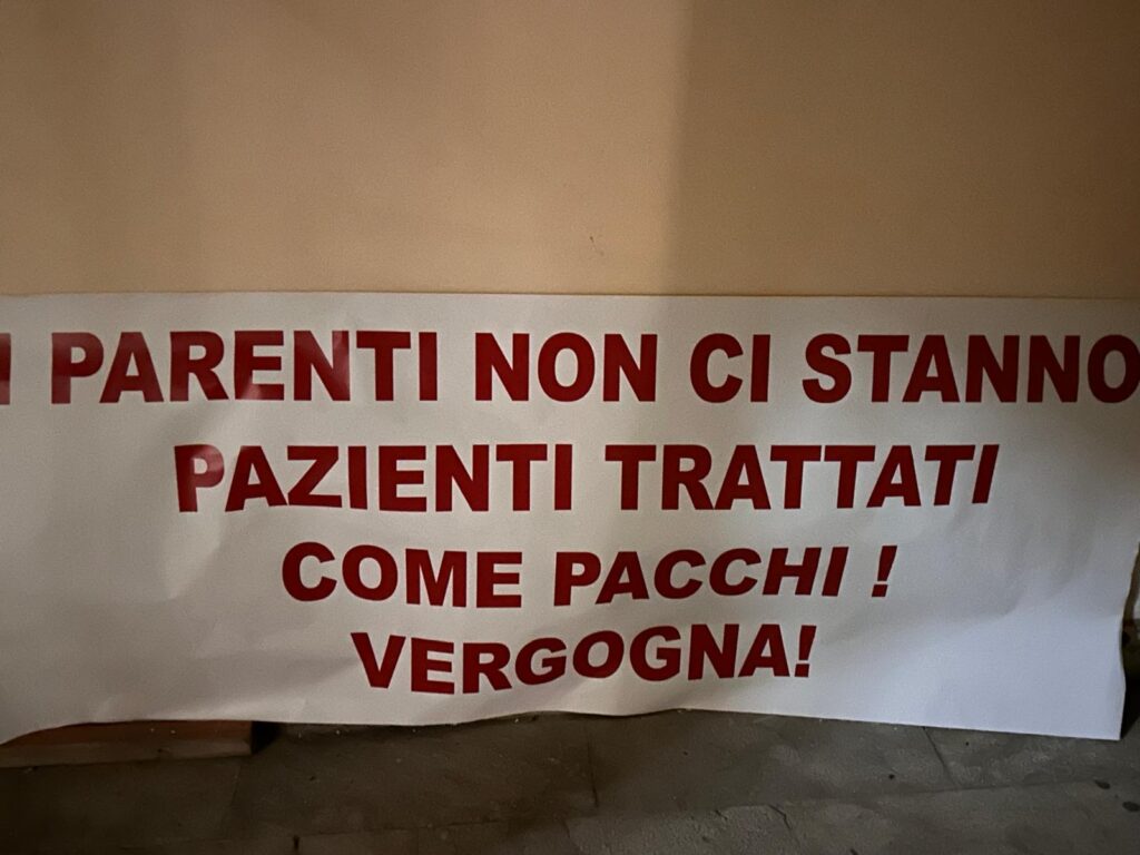 Cartelli protesta parenti pazienti psichiatria