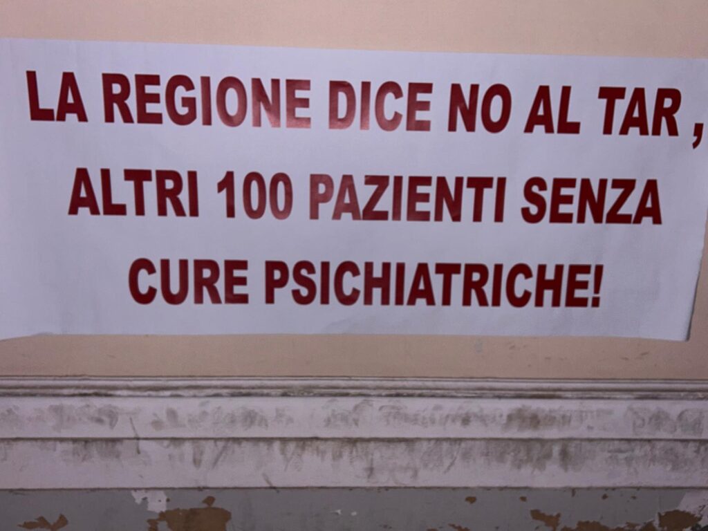 Cartelli protesta parenti pazienti psichiatria