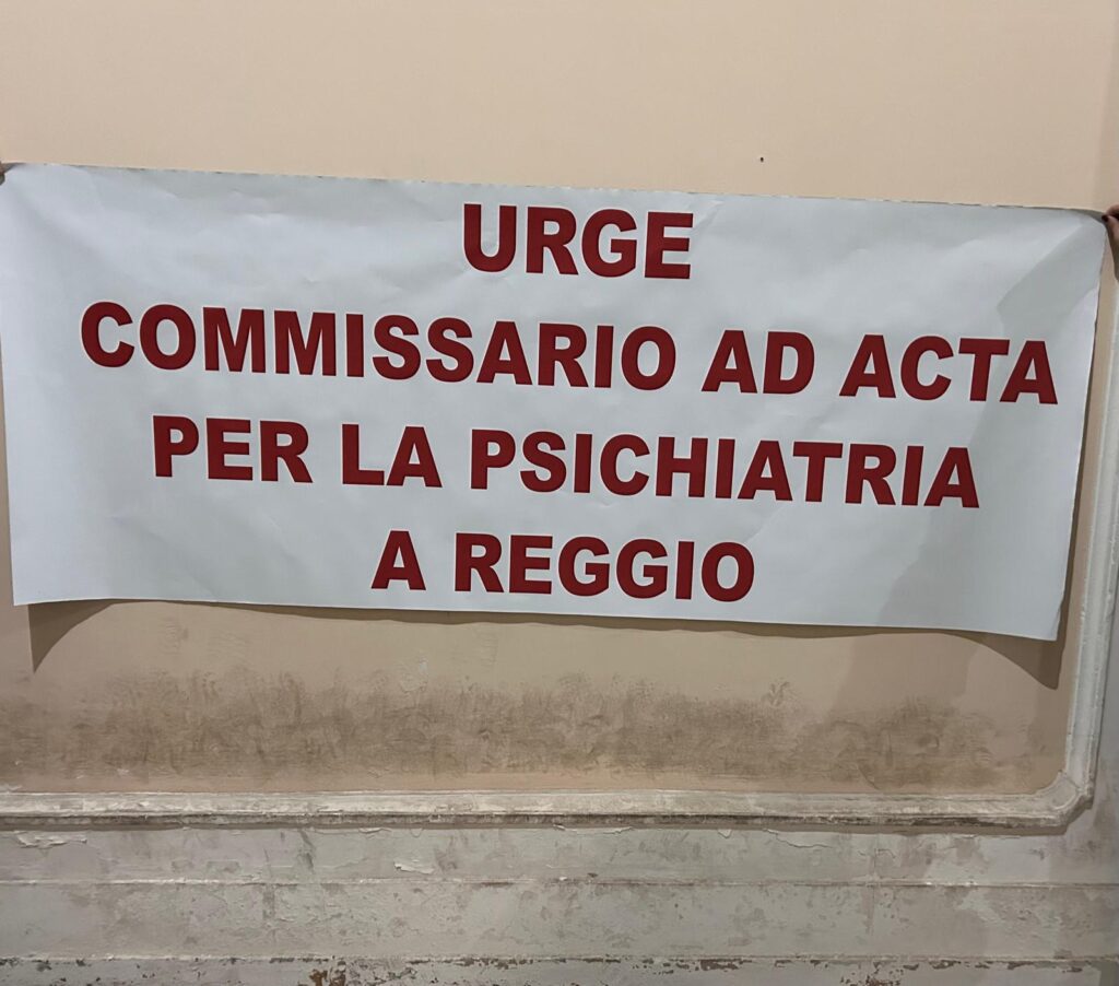 Cartelli protesta parenti pazienti psichiatria