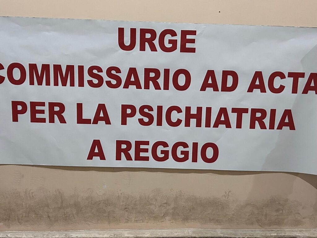 Cartelli protesta parenti pazienti psichiatria