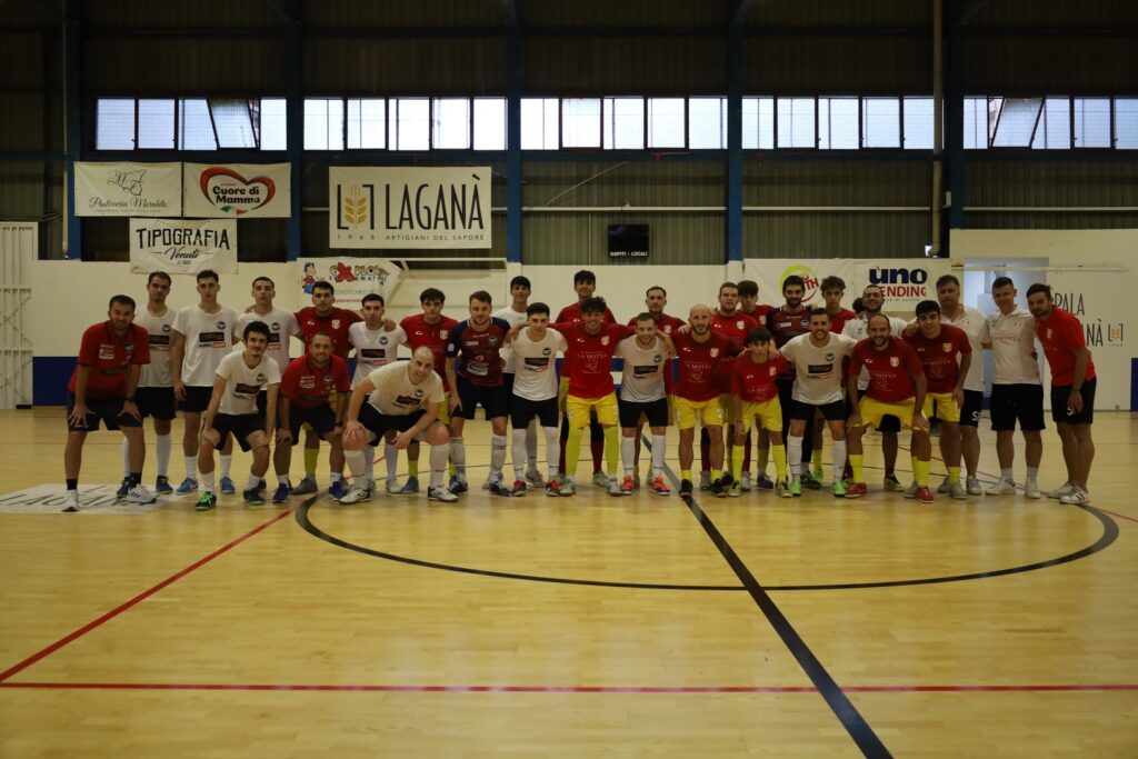 Giocatori di MESSINA FUTSAL e REGALBUTO a fine partita