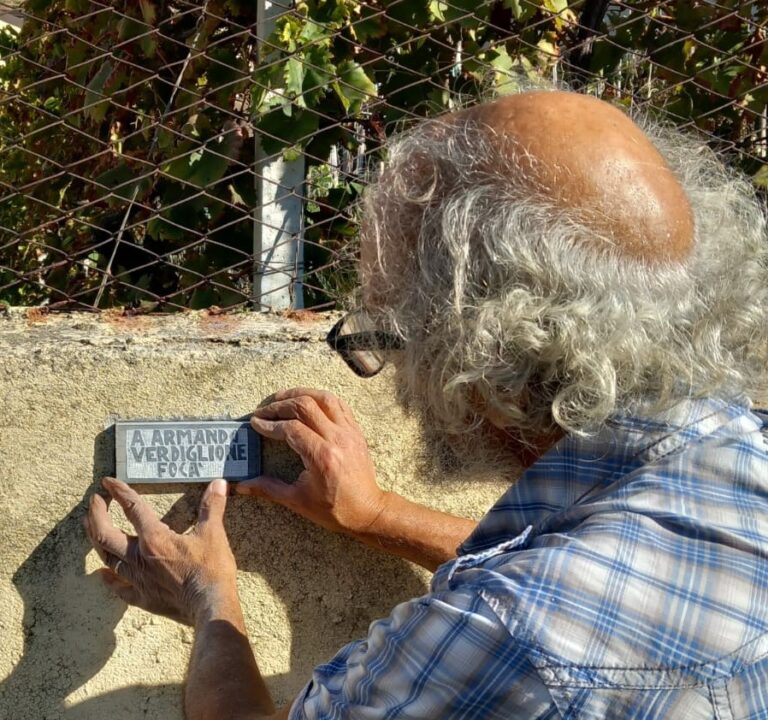 L'artista Gianni Verdiglione installa la pietra parlante per ARMANDO VERDIGLIONE a Focà di Caulonia RC 26.10.2024