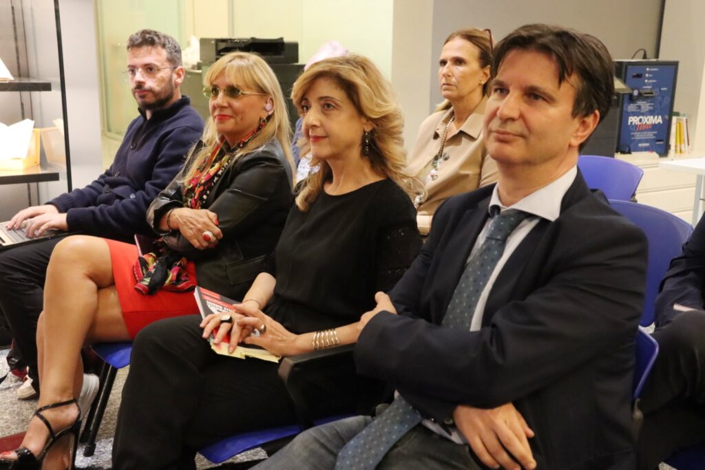 Libro presentazione la fabbrica delle ombre