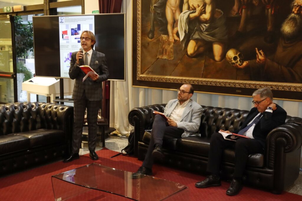 Libro presentazione la fabbrica delle ombre