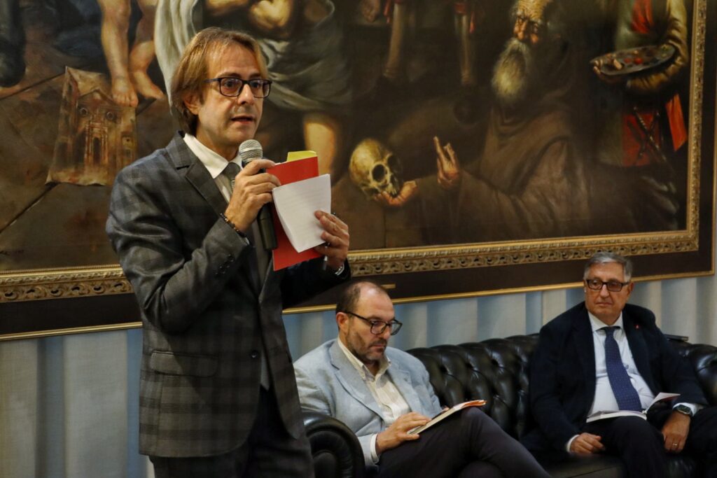 Libro presentazione la fabbrica delle ombre