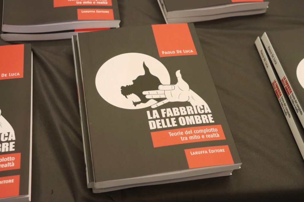 Libro presentazione la fabbrica delle ombre