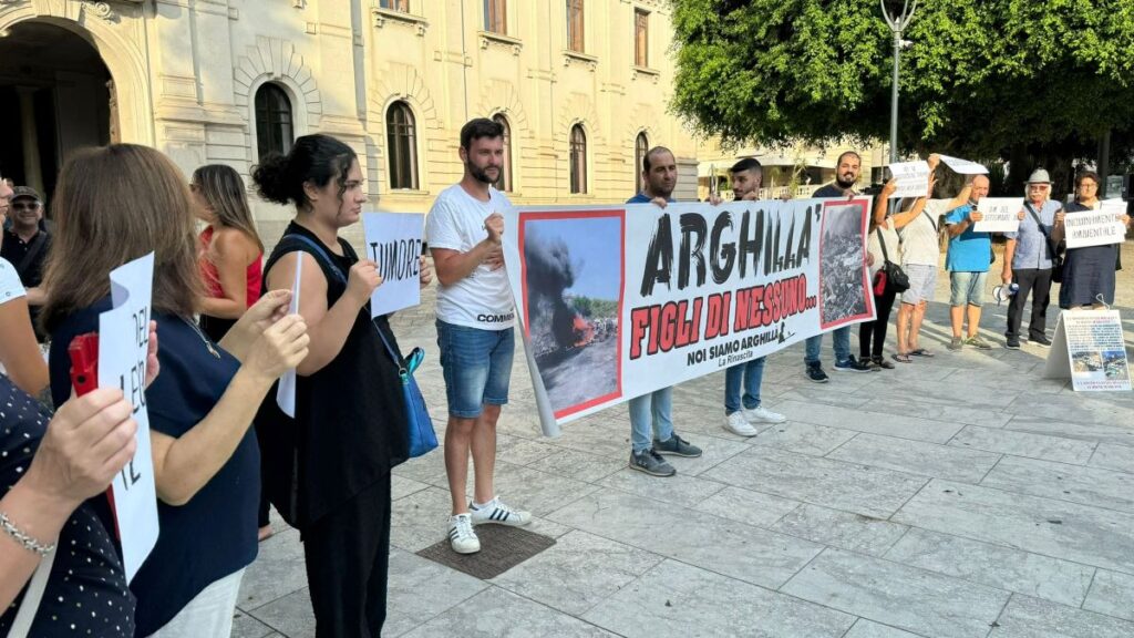 PROTESTA_FIGLI_NESSUNO_ARGHILLA_STRISCIONE