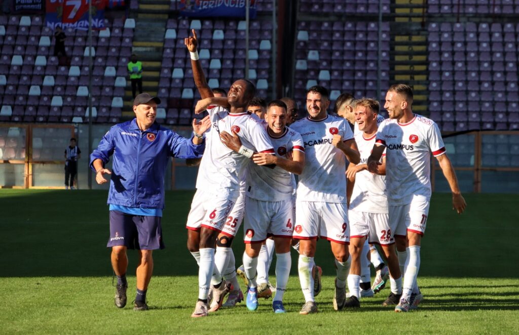 Reggina-Paternò esultanza gol Cham