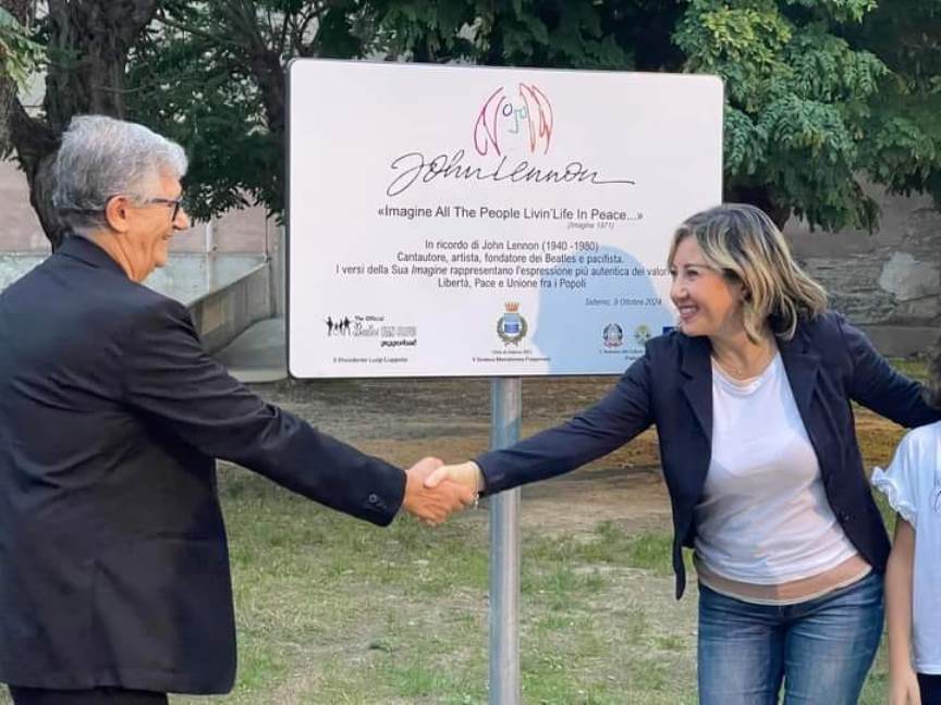 Siderno, disvelata la targa dedicata a John Lennon