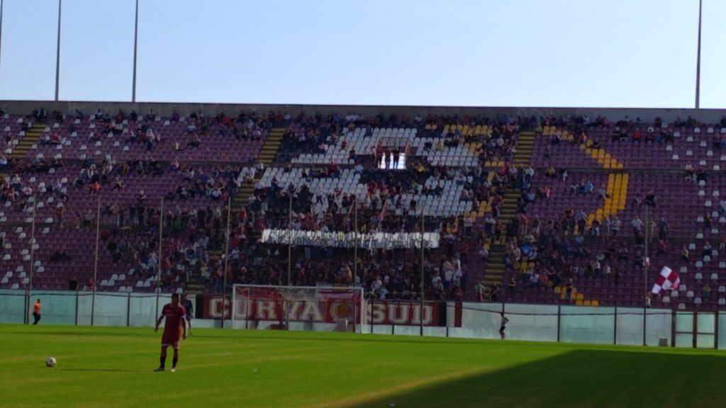 Tifosi Curva Reggina-Acireale striscione per tifosi Foggia