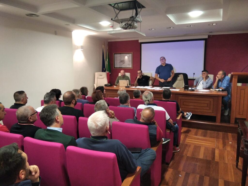 Una fase del'incontro del Commissario Giovinazzo con gli operatori del Consorzio