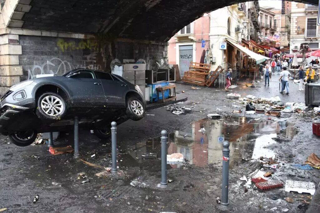 auto bloccata sui paletti