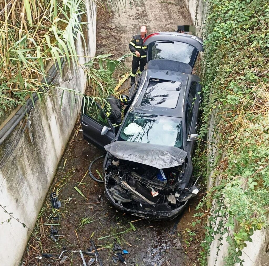 auto vola nella scarpata