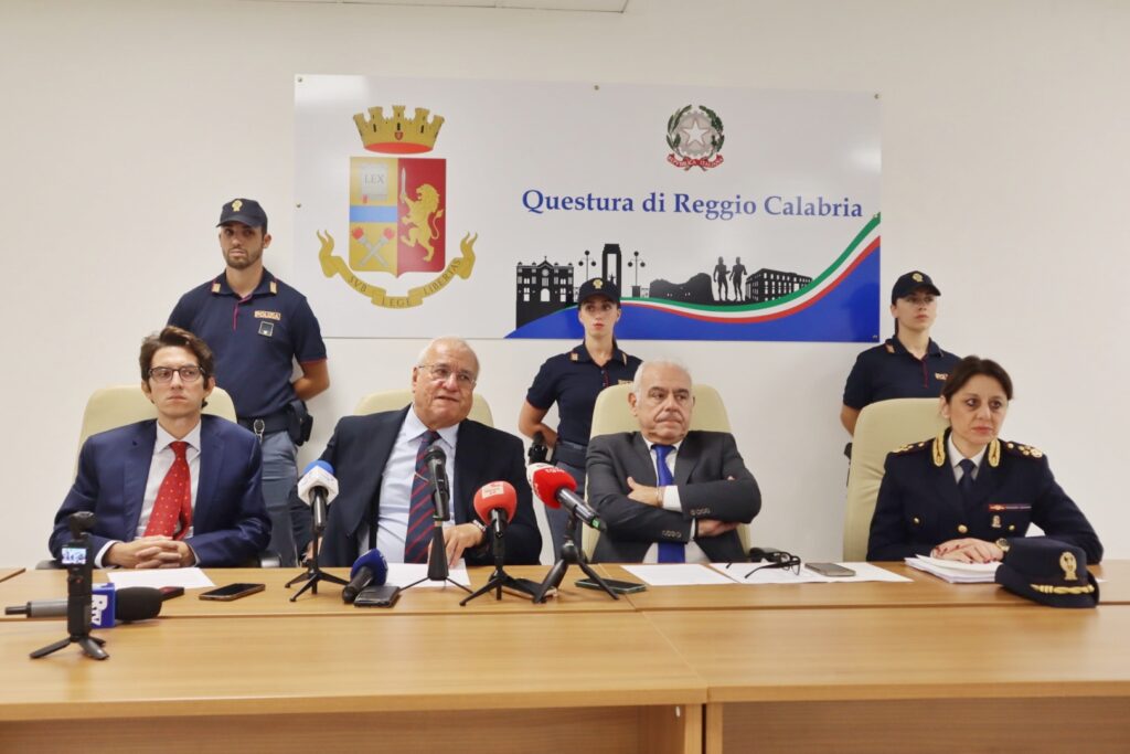 conferenza stampa polizia arresti violenza sessuale