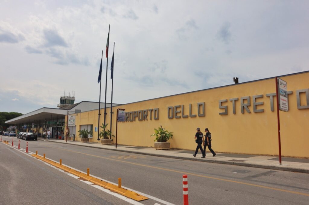 ingresso aeroporto dello stretto