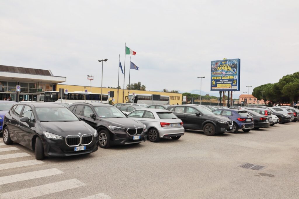 parcheggi aeroporto dello stretto