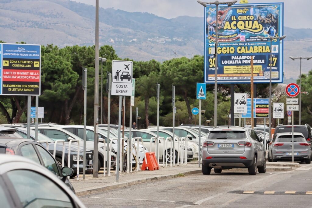 parcheggi aeroporto dello stretto