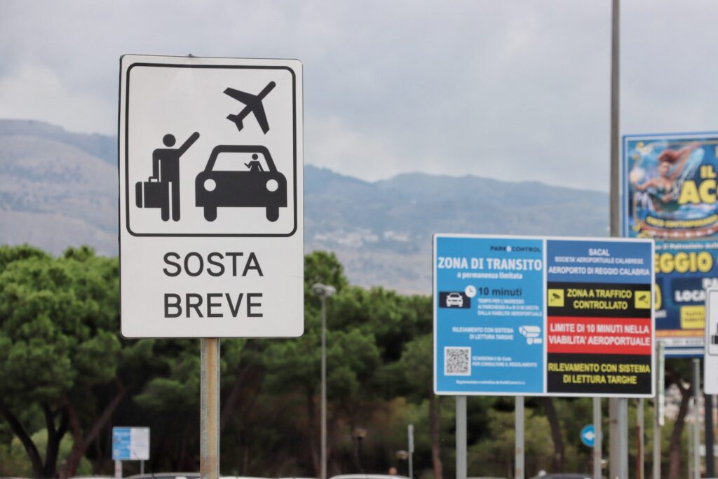 parcheggi aeroporto dello stretto