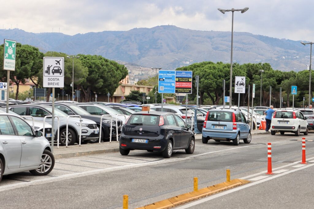 parcheggi aeroporto dello stretto