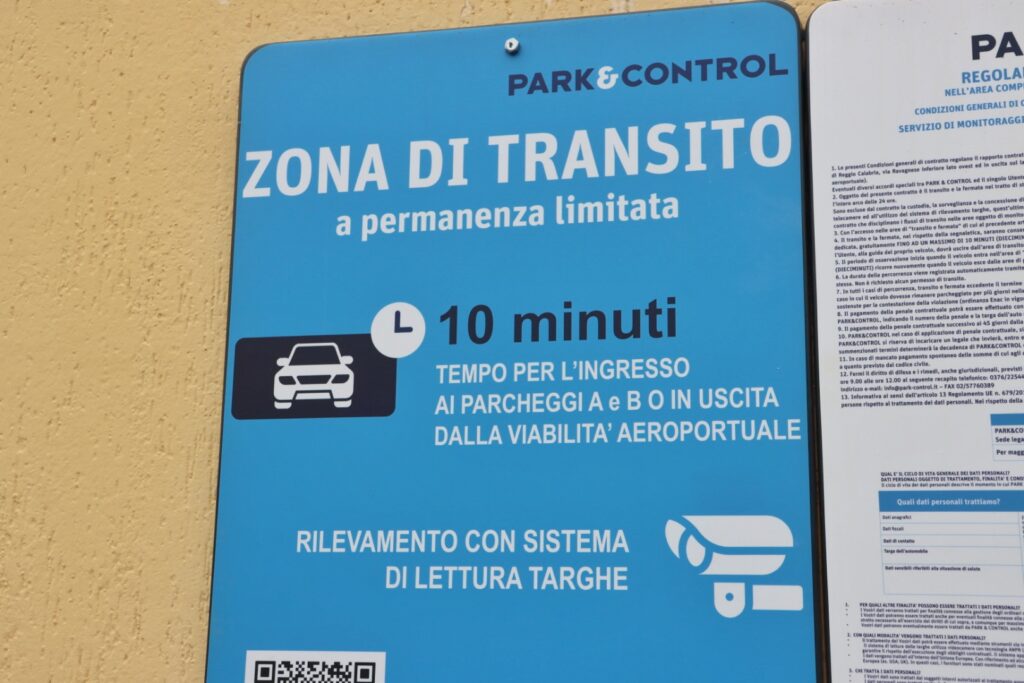 parcheggi aeroporto dello stretto