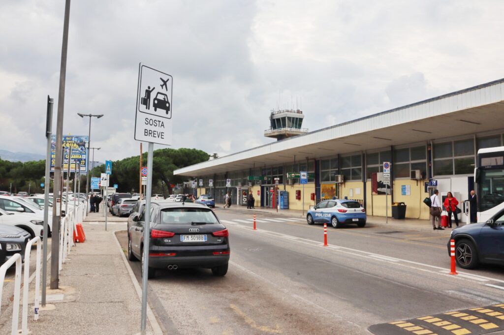 parcheggi aeroporto dello stretto