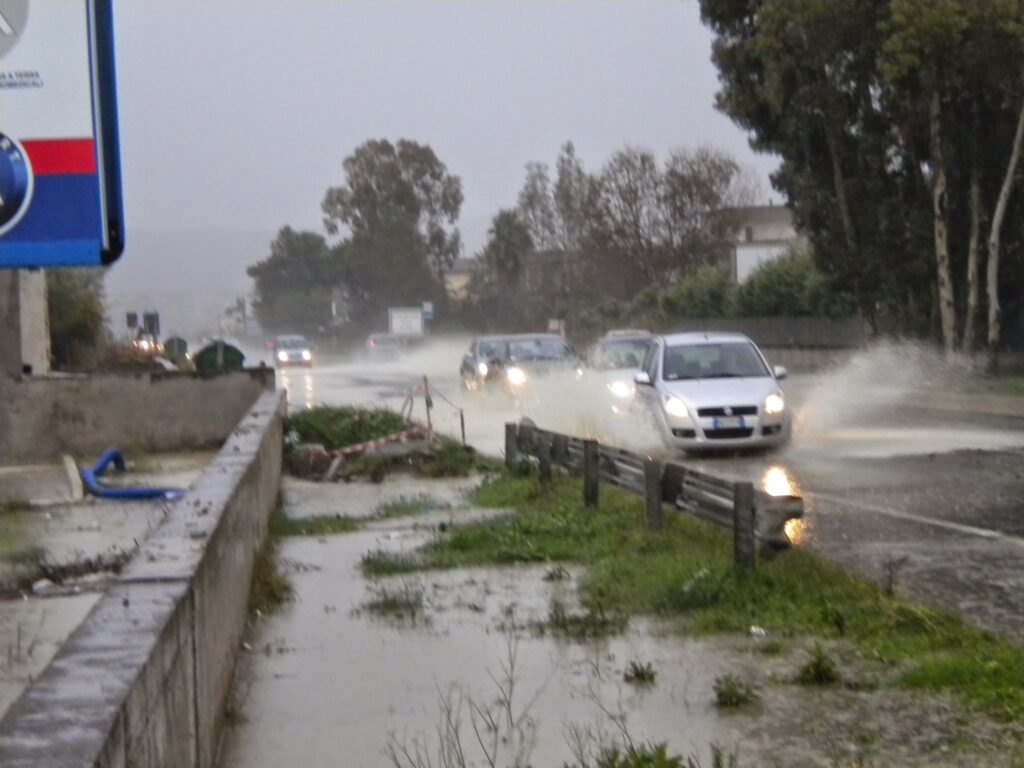 statale106 Crotone con pioggia e strada allagata