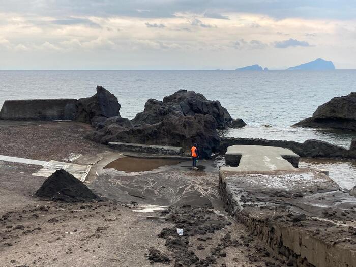 Approdo Ginostra nuovamente insabbiato, abitanti protestano