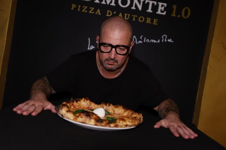 Chef Enzo Piedimonte osserva sua creazione