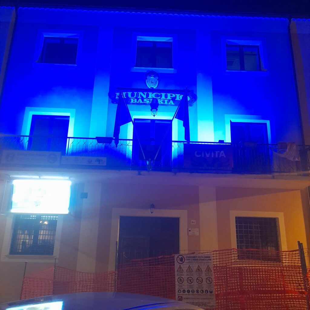 Civita Palazzo Comunale colorato di blu