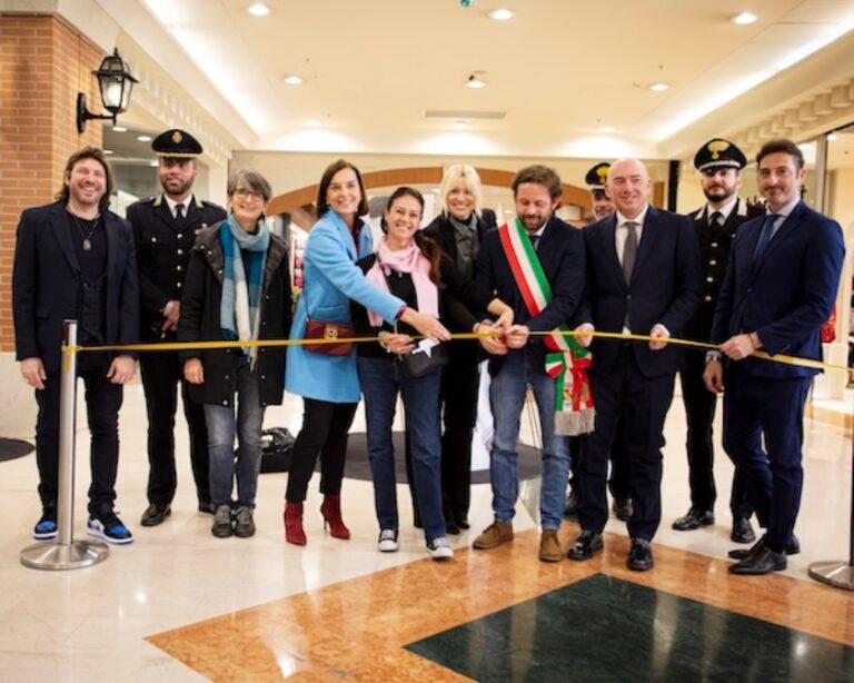 Giusy Versace ha inaugurato la mostra 'I Muri del Silenzio' 2