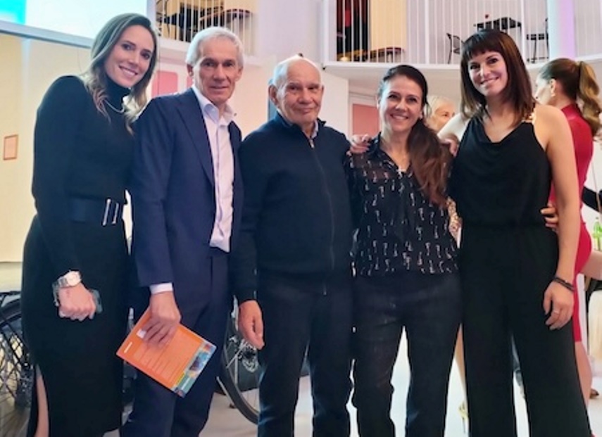 Giusy Versace posa assieme a Regina Baresi, Beppe Baresi, Romano Parnigoni e Stefania Andriola