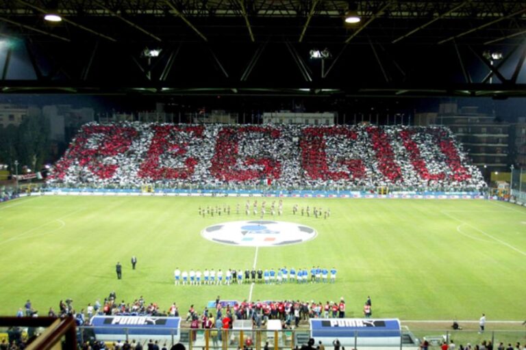 La Nazionale Italiana al Granillo. Stadio pieno con coreografia e scritta Reggio