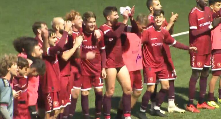 La Reggina festeggia dopo vittoria in casa della Gelbison