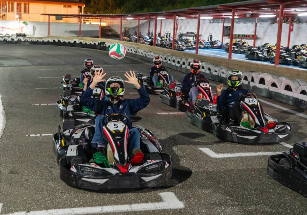 Le ragazze sui kart con il pallone