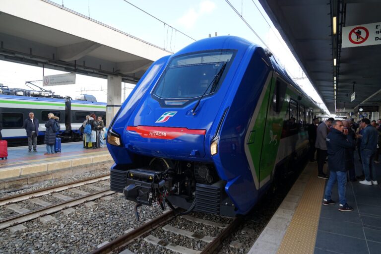 Presentazione nuovo treno ibrido