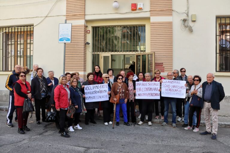 Protesta anziani centro sociale Sbarre