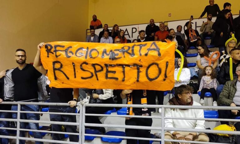 Reggio Merita rispetto striscione Viola