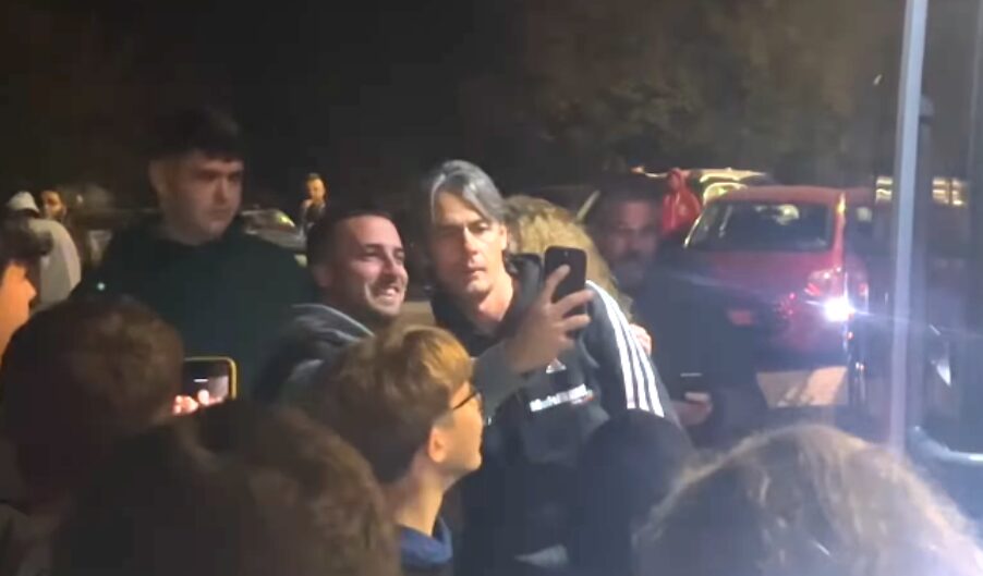 Selfie Inzaghi con tifosi Pisa