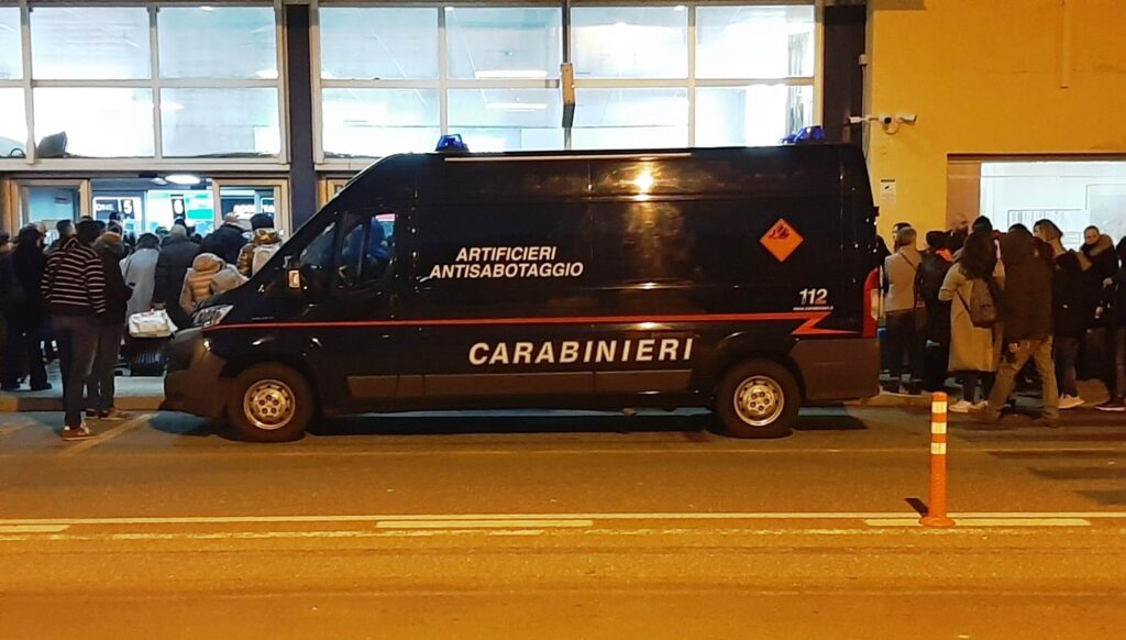 carabinieri artificieri aeroporto dello stretto allarme bomba