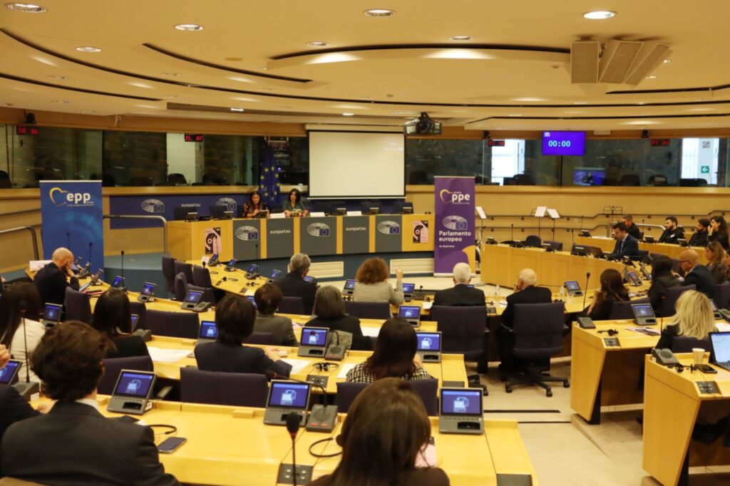 convegno parlamento europeo con giusi princi Intelligenza Artificiale per il cambiamento combattere la violenza di genere con l’innovazione