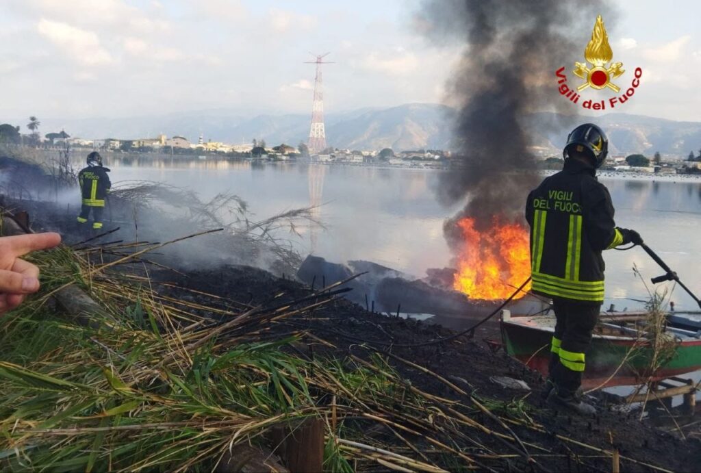 incendio imbarcazione