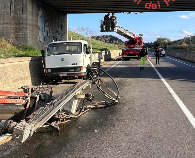 incidente crotone mezzo cassonato