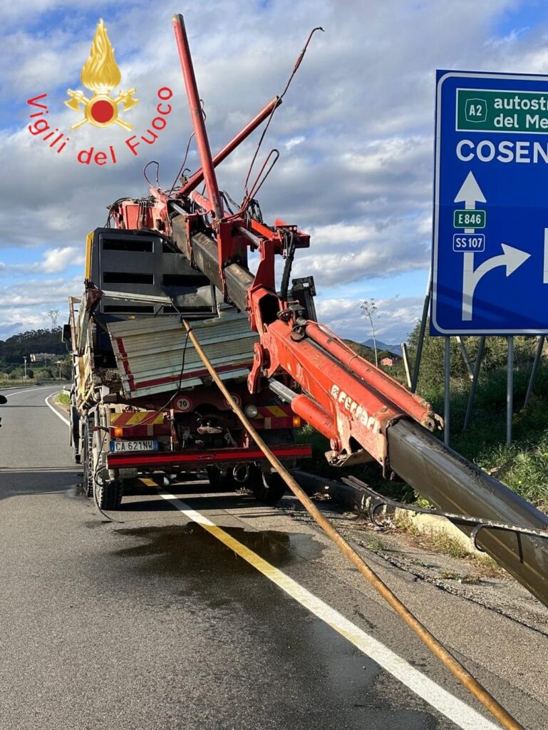 incidente crotone mezzo cassonato