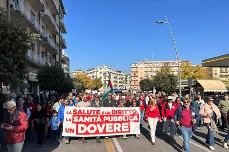 manifestazione cosenza chiediamo di poterci curare