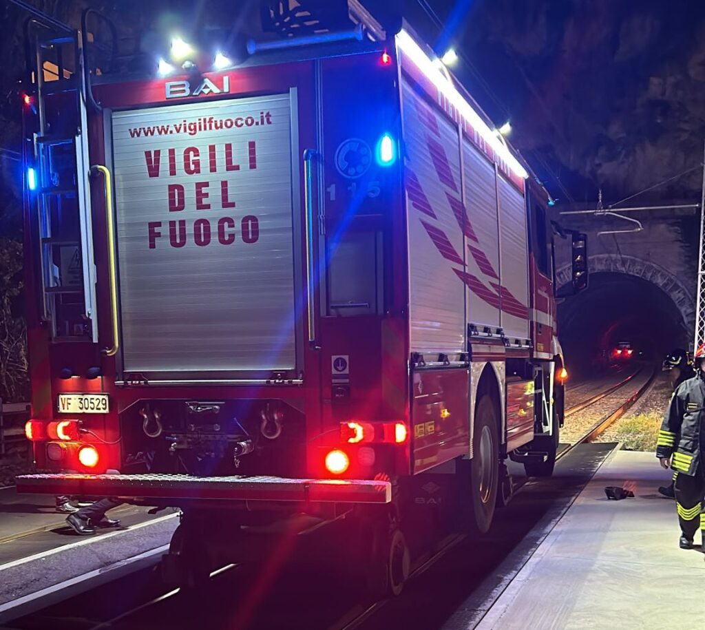 vigili del fuoco binari notte